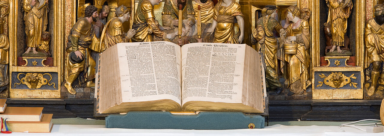 bibel ved altertavle