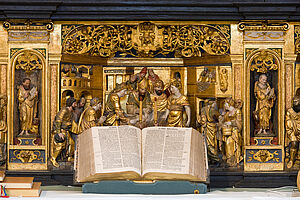 bibel ved altertavle