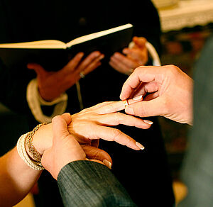 Vielse, hvor han putter ring på hendes finger.